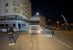 İran sınırından Türkiye'ye giren kaçak göçmenler, TIR'da yakalandı