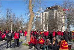 Galatasaraylı taraftarlar Beşiktaş derbisine gitmek üzere Gezi Parkı'nda toplandı