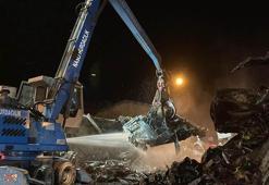 Ankara'da 100 hurda araç alev alev yandı