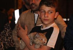 Yangında dairede mahsur kalan kedi 'Duman'ı itfaiye kurtardı