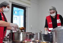 İhtiyaç sahiplerinin iftar yemekleri Kızılay’ın gönüllü kadınlarından