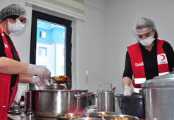 İhtiyaç sahiplerinin iftar yemekleri Kızılay’ın gönüllü kadınlarından