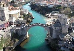 Bosna Hersek'te kültürleri birleştiren Mostar Köprüsü'ne turistlerden yoğun ilgi
