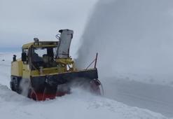 Kars'ta kardan kapanan 32 köy yolunda çalışmalar sürüyor