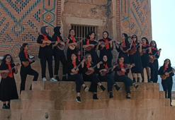 12 bin yıllık Hasankeyf’te kadınlardan ukuleleli 8 Mart etkinliği