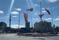 Kayseri'de kentin farklı noktalarına Kayserispor bayrakları asıldı