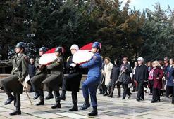 Bakan Güler'in eşi Demet Güler, kadın subaylarla Anıtkabir'i ziyaret etti