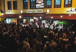 Tahinli pide ve simit ile sahur yapmak için saatlerce sıra beklediler