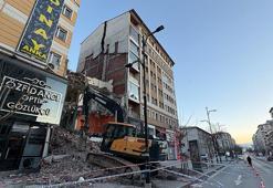 Yıkım sırasında yandaki binanın taşıyıcı kolonu hasar gördü; 21 daire boşaltıldı