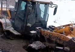 Bitlis’te köy yolunu açmaya giden iş makinesi çamura saplandı
