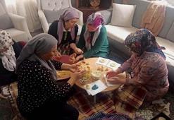 Hatay'da ev kadınlarının imece usulü ramazan kömbesi mesaisi