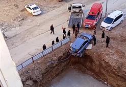 Otomobiliyle inşaat temeline düşmekten sona anda kurtuldu