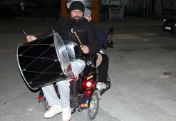 Eşinin kullandığı motosiklette davul çalarak mahalleliyi sahura kaldırıyor