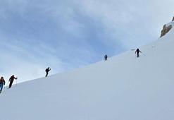 Çekyalı 5 dağcının Mor Dağı’na kış tırmanışı 9 saat sürdü