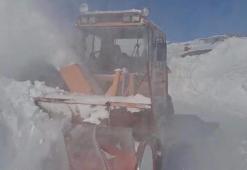 Kars’ta 3 metrelik karla ekiplerin zorlu mücadelesi