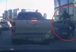 Tartıştıkları kişinin otomobiline sopa ve sandalyelerle zarar verdiler