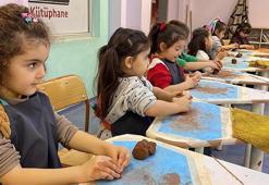 Öğrenciler, ustasından çömlek yapımını öğreniyor