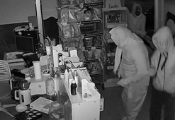 Kadın kıyafetli hırsızlar, 600 saatlik kamera kaydı incelenerek yakalandı