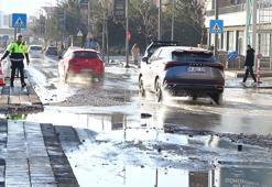 Sivas'ta ana şebeke borusu patladı; yol çöktü