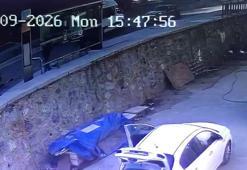 Sarıyer'de virajı alamayan 18 yaşındaki sürücünün kullandığı araç karşı yöne uçtu; 4 kişinin yaralandığı kaza kamerada