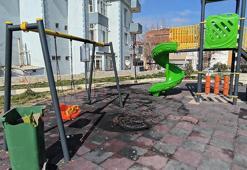 Parkta lastik yakıp, oyun gruplarına zarar verdiler; olay kamerada