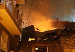 İzmir’de 2 katlı evde çıkan yangın, bitişikteki evlere sıçramadan söndürüldü