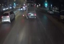 Oto kurtarıcıda yüklü otomobil, yola düştü; o anlar kamerada