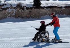 Tekerlekli sandalyede kayak yapma hayalini gerçekleştirdi
