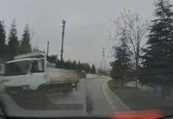 Rampada kayan kamyon refüje çıkıp devrildi