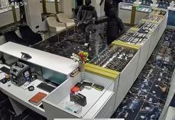 Kuyumcu, soygunu çay kazanını fırlatarak önlemeye çalıştı