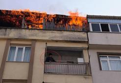 Teras katta yangın çıktı; bitişik binadaki kadın, kova ile pencereye çıkıp yardım istedi