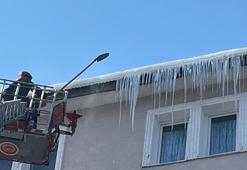 Ardahan’da binalardan sarkan dev buz kütleleri temizleniyor