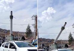 Tokat'taki depremde hasar gören minare, kontrollü olarak yıkıldı