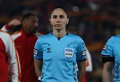 Hakem Asen Albayrak’a çiçek verildi