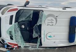 Lastiği patlayan ambulans devrildi; 3 sağlık personeli yaralandı