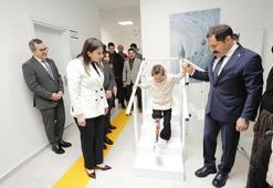 Depremzede Zeynep, özel hazırlanan protez bacakla yeniden yürümeye başladı