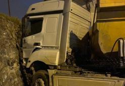 Sancaktepe’de istinat duvarına çarpan hafriyat kamyonunun şoförü ağır yaralandı