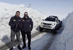 Öğrencilere yardım için kar tünellerini aştılar