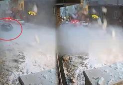 Üzerine çatıdan kar kütlesi düşen otomobil kullanılamaz hale getirdi