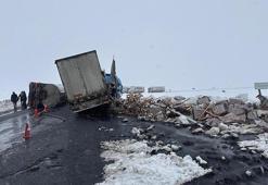 Devrilen zift yüklü tankere, TIR çarptı: 2 yaralı