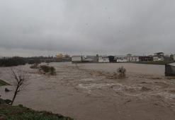 Diyarbakır’da sağanak sonrası dereler taştı, tarım arazilerini su bastı