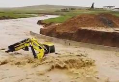 Şanlıurfa’da sağanak nedeniyle dereler taştı, yollar çöktü