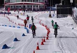 Kış Triatlonu’nda karla kaplı bölgede zorlu mücadele