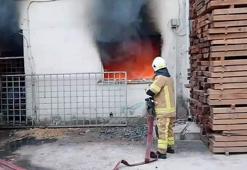 Kereste deposundaki yangını söndürmeye çalışırken yaralandı