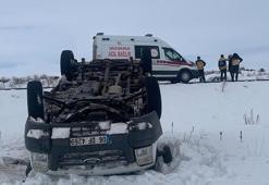 Kars'ta minibüs şarampole devrildi: 5 yaralı