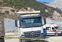 Maden ocağı şantiyesinde TIR'ın çarptığı personel öldü