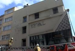 Fatih'te gelinlik mağazasında yangın; mahsur kalan 2 kişi kurtarıldı