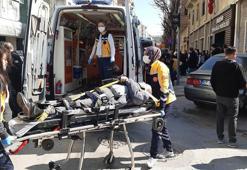 Kırmızı ışıkta duran araca çarpan otomobil, yayaların arasına daldı; 5 yaralı