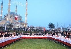 Selimiye Camisi meydanında 7 bin 500 kişi Kadir Gecesi iftarında buluştu