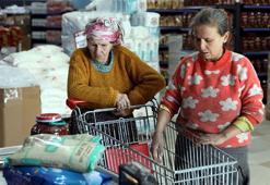 Hurdacı kadın, belediyeden aldığı gıda destek kartını Gazze’ye bağışladı